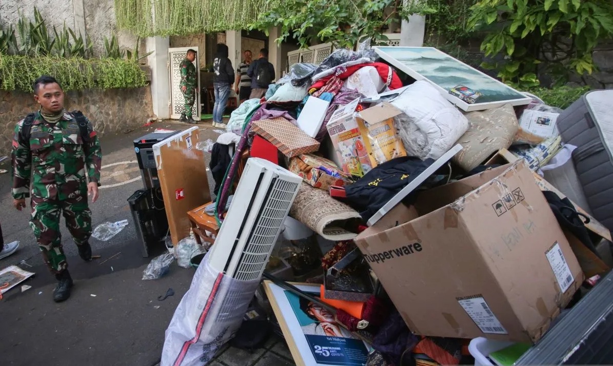 police-arrest-looters-at-finance-minister-sri-mulyanis-residence-amid-unrest