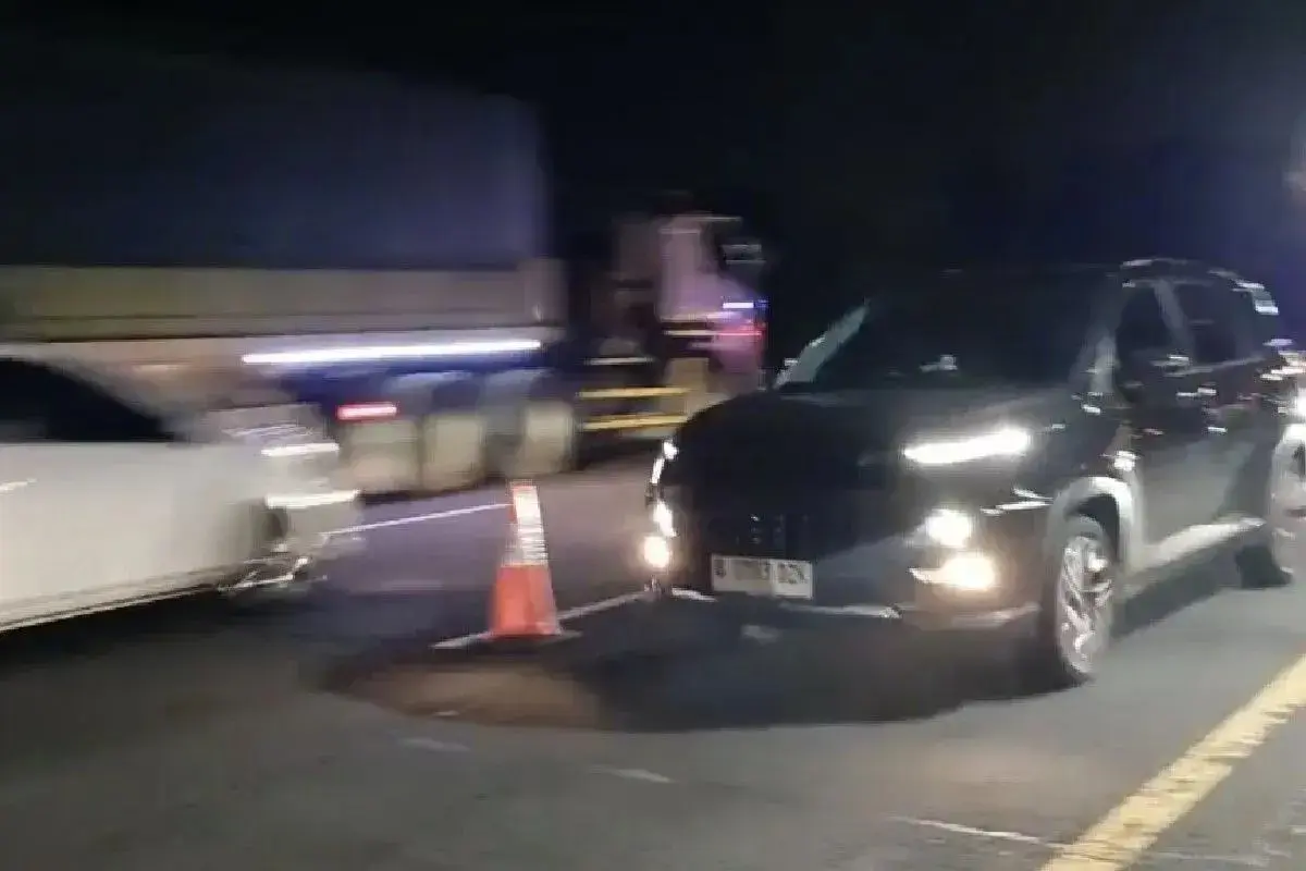 contraflow-implemented-on-jakarta-cikampek-toll-road-towards-jakarta