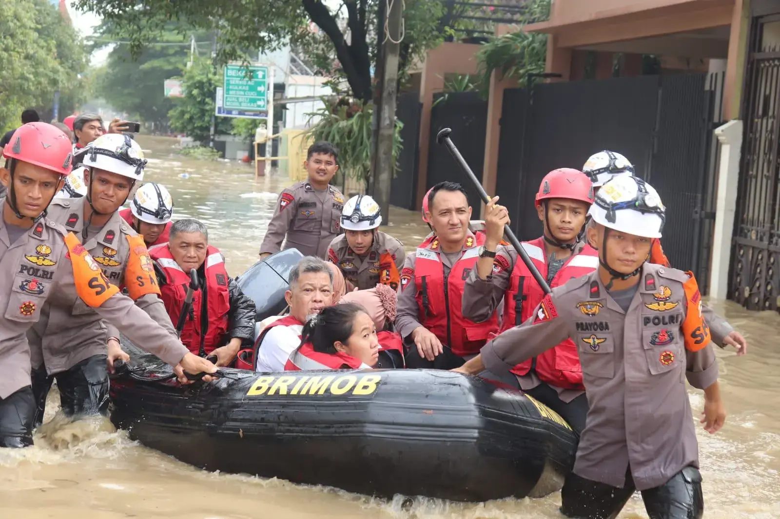mobile-brigade-corps-move-fast-in-evacuating-flood-victims-in-east-jakarta