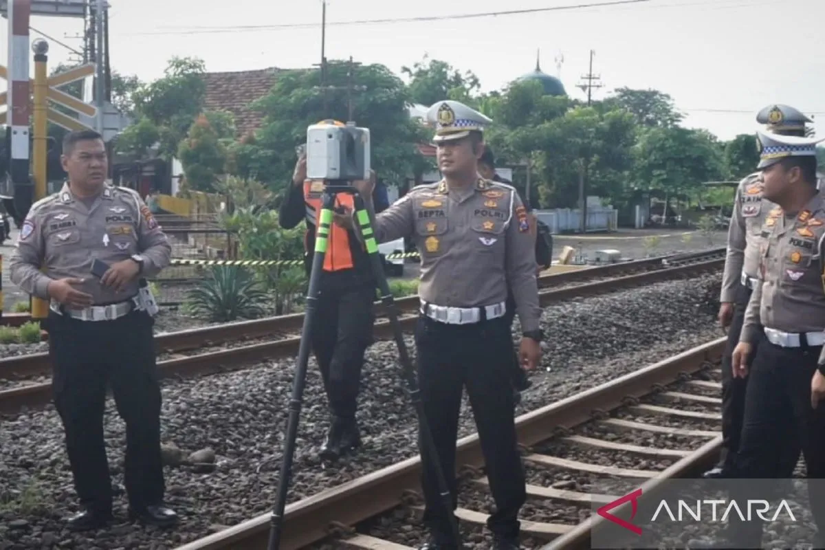 traffic-accident-analysis-team-deployed-to-uncover-the-cause-of-malioboro-express-train-accident