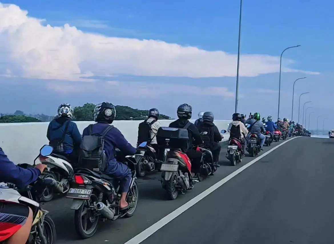 motorbikes-allowed-to-cross-the-toll-road-to-jakarta-following-the-flash-flood-in-bekasi