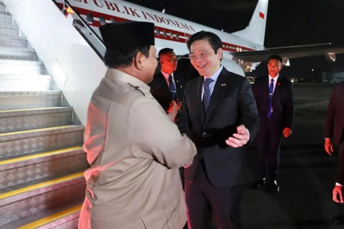 president-prabowo-arrives-in-singapore-welcomed-by-pm-lawrence-wong