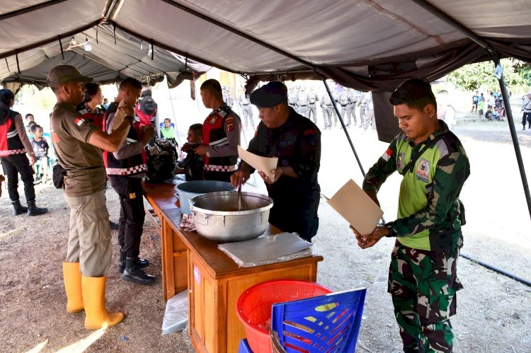 police-and-military-presents-public-kitchen-in-support-for-west-adonara-community-following-conflict