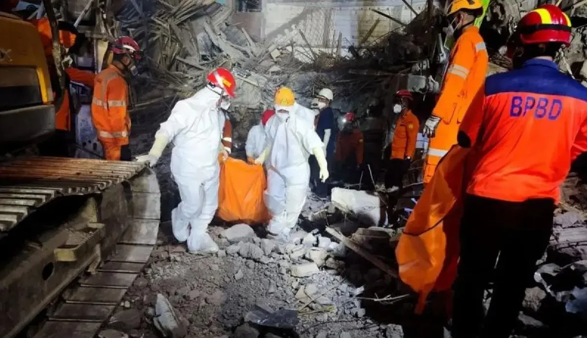 sar-teams-finds-13-more-bodies-in-al-khoziny-school-collapse-death-toll-rises-to-37