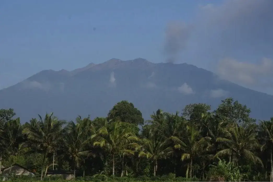 mount-raung-erupts-spews-ash-2000-meters-high