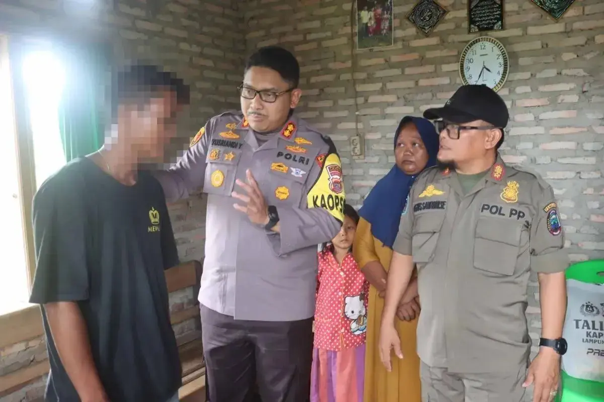 south-lampung-police-provide-food-aid-to-banana-theft-suspect