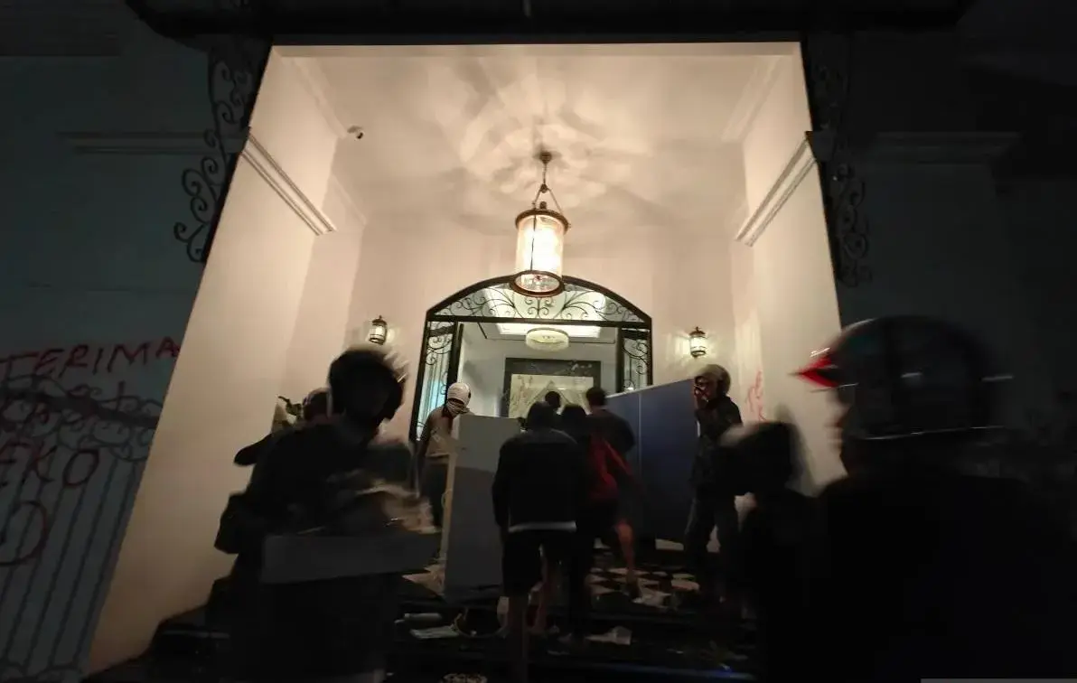 jakarta-mobs-ransack-lawmakers-ahmad-sahroni-eko-patrios-homes-after-deadly-protest