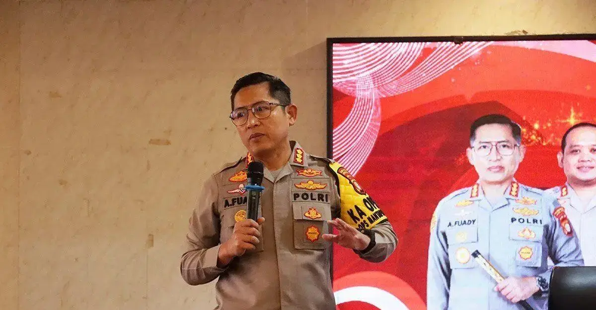 police-personnel-splashed-by-acid-waters-during-night-patrol-in-north-jakarta