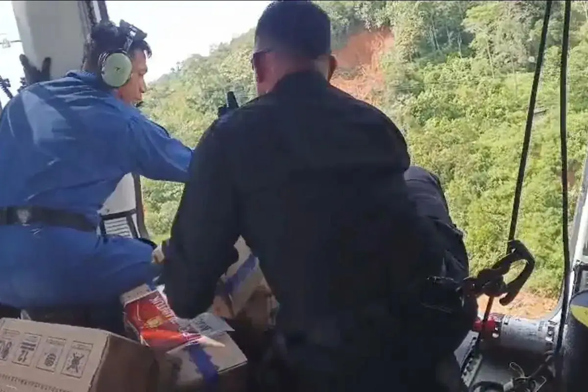 police-airlift-emergency-aid-to-isolated-villages-in-north-and-central-tapanuli