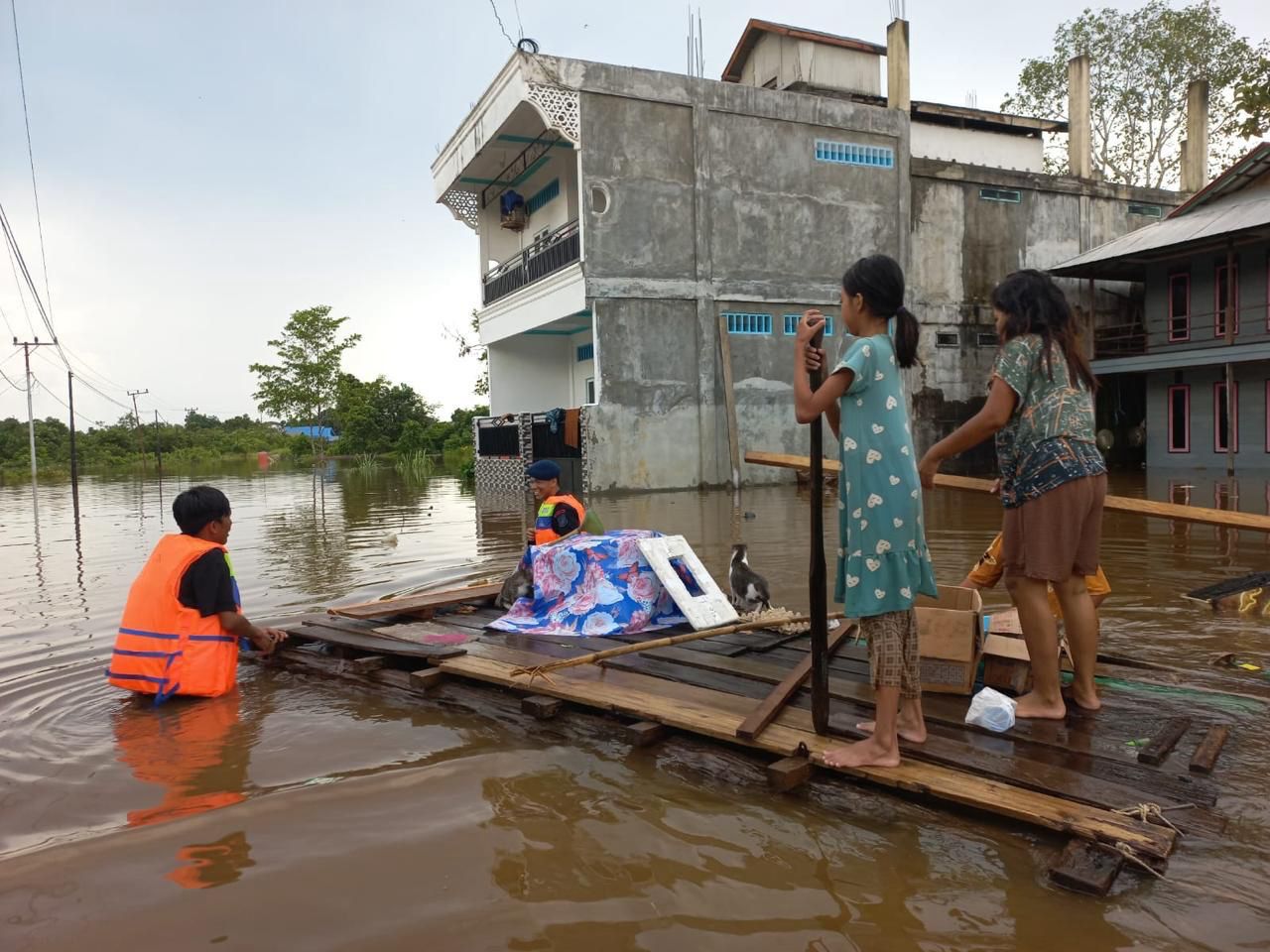 central-kalimantan-mobile-brigade-aids-flood-victims-in-murung-raya