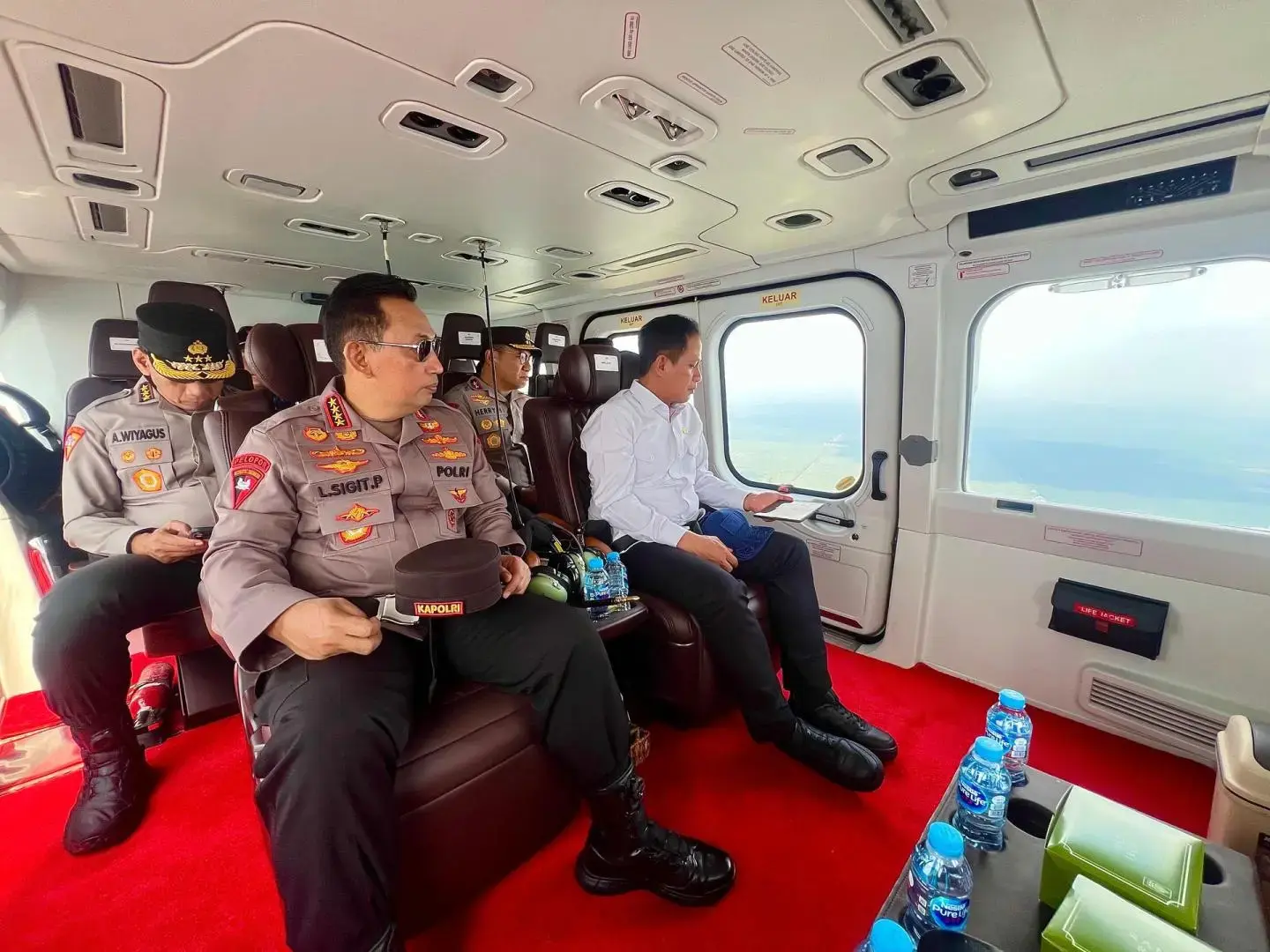 inp-chief-monitors-riau-land-fire-hotspots-via-air-preparing-to-tackle-the-issue