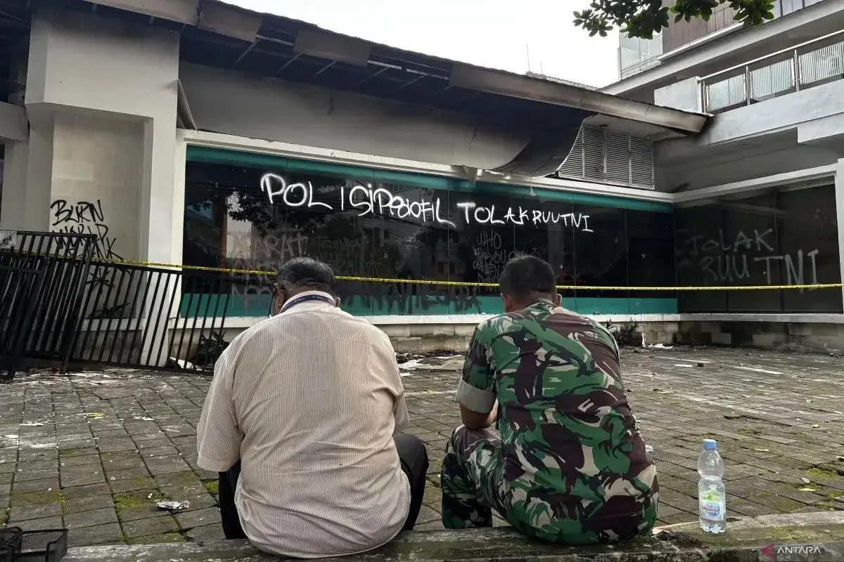 bandung-police-confirm-hana-bank-vandalized-and-set-on-fire