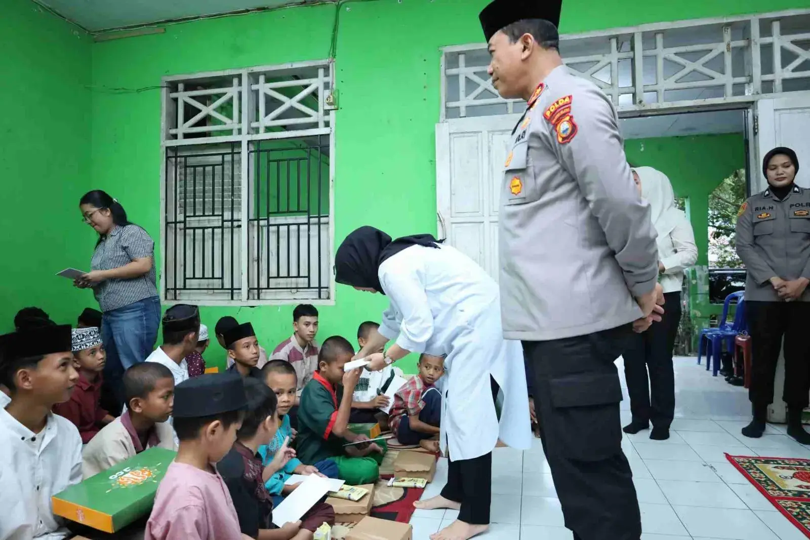 police-breaking-the-fast-together-with-al-anshar-timor-timur-orphanage-children