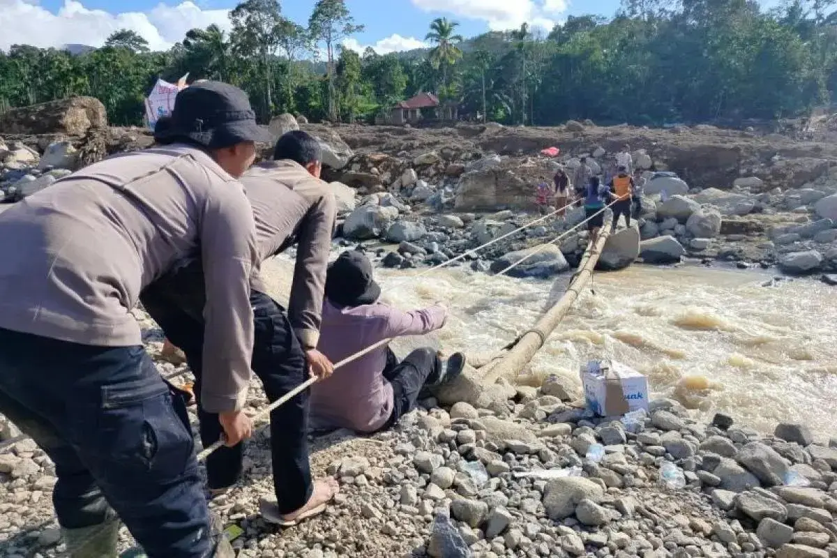 west-sumatra-police-build-emergency-bridge-to-restore-access-in-agam