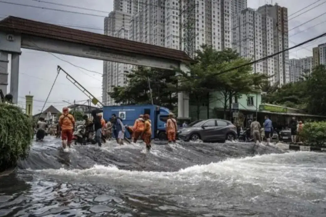 heavy-rain-triggers-flooding-in-jakarta-affecting-26-neighbourhood-units-and-20-roads