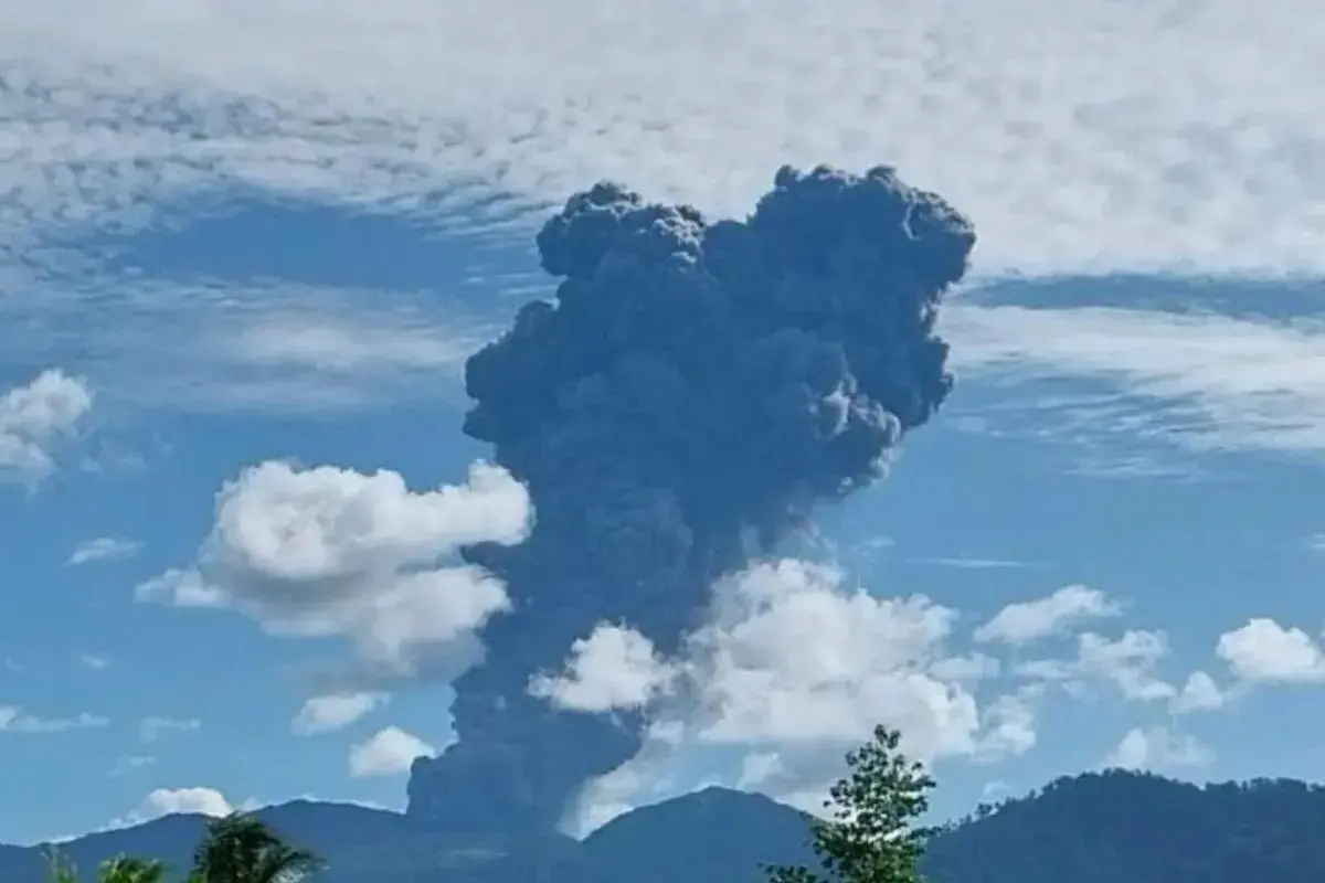 mount-dukono-erupts-sends-ash-column-3000-meters-high