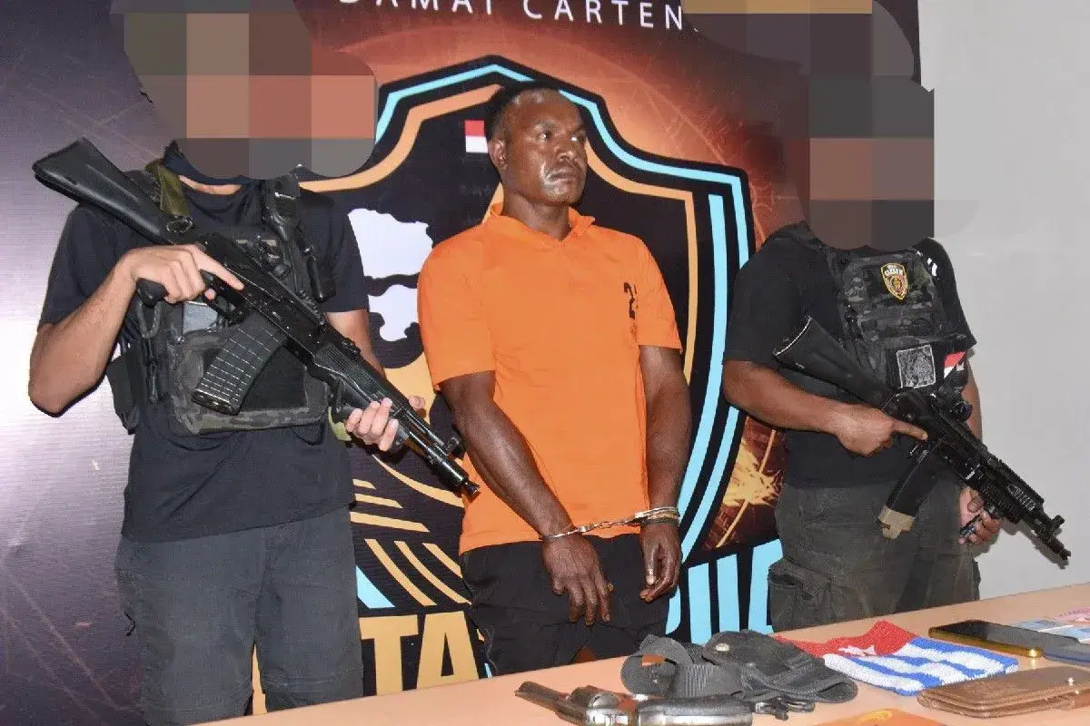 damai-cartenz-task-force-arrest-kkb-member-and-secure-a-pistol-in-timika