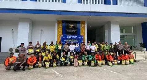 celebrating-the-70th-bhayangkara-traffic-day-police-held-a-social-activity-with-online-motorcycle-taxi-drivers-in-jambi-city