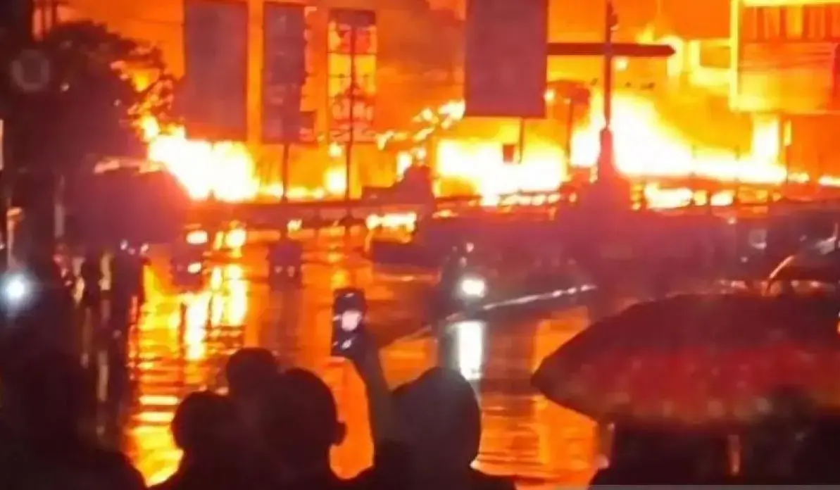 fuel-truck-explosion-sparks-massive-fire-in-cianjur-six-fire-engines-deployed