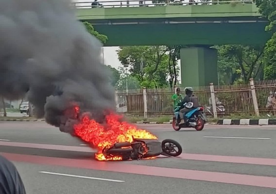 hundreds-of-college-students-burned-a-motorbike-following-night-random-assault