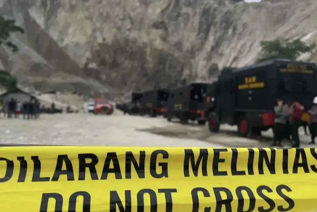search-for-victims-suspended-at-cirebon-mining-landslide-site