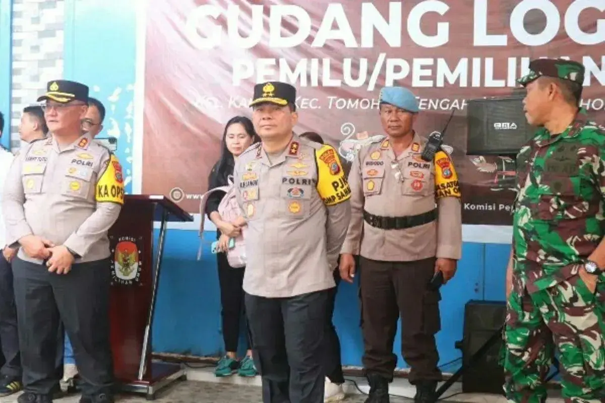 polling-stations-security-inspected-by-north-sulawesi-regional-police-chief