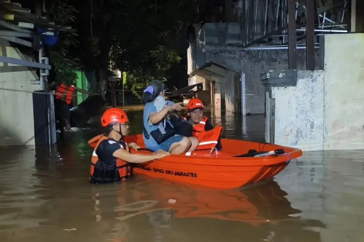 ciliwung-river-overflows-flooding-28-neighborhoods-in-south-and-east-jakarta