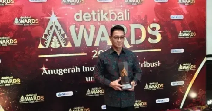 bali-regional-police-chief-receives-awards-from-detik-as-prominent-security-figures