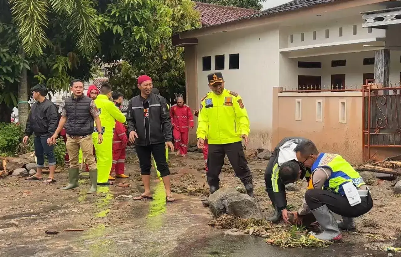 police-cleans-after-the-flood-disaster-in-13-affected-areas-in-sukabumi