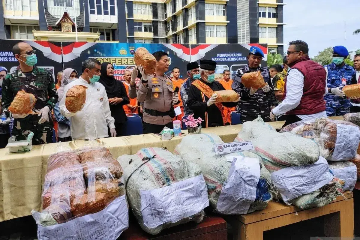 west-sumatra-police-foil-smuggling-of-120-kilograms-of-dried-marijuana