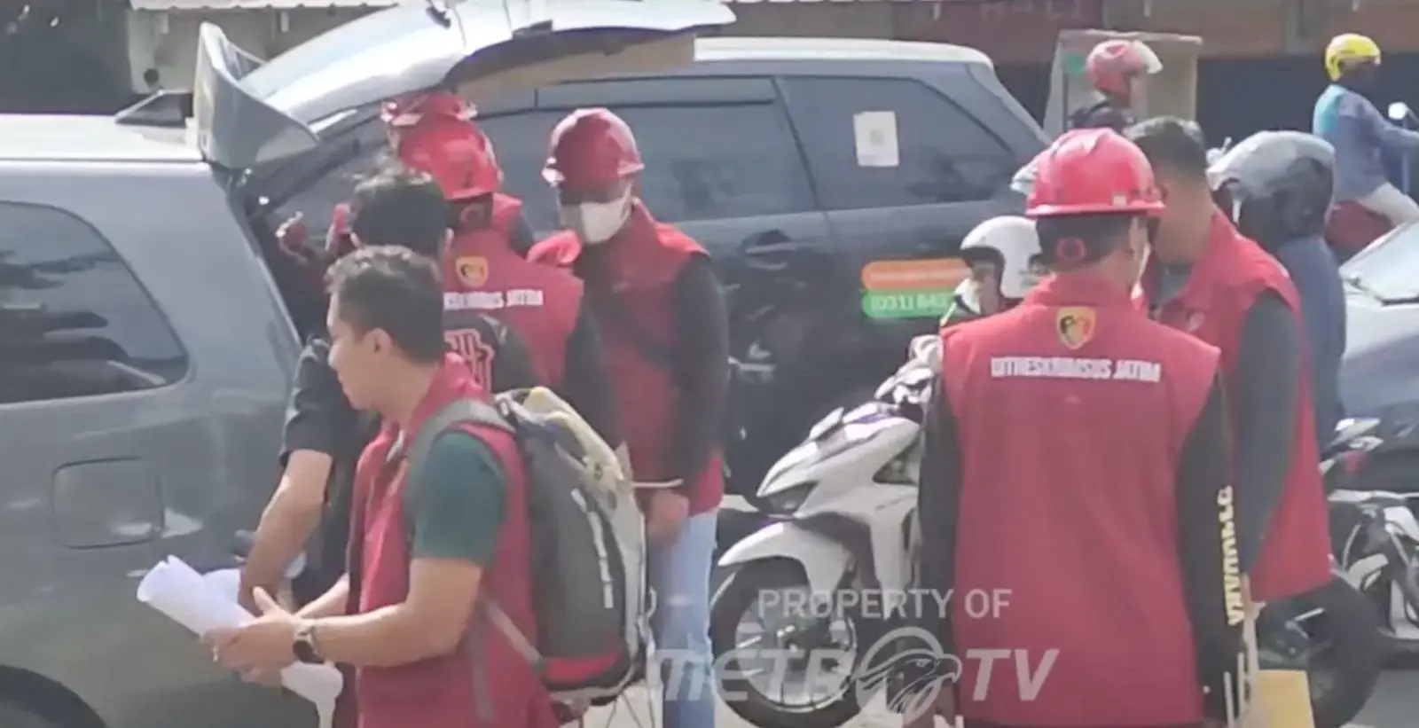 police-gathering-the-evidence-of-the-collapsed-prayer-room-for-investigation