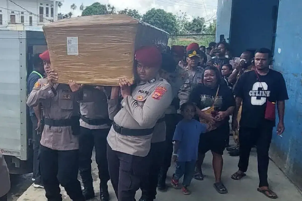 body-of-police-officer-killed-on-duty-evacuated-to-jayapura