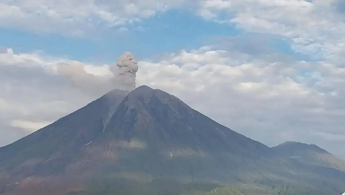 semeru-records-16-eruptions-as-ash-column-reaches-1100-meters