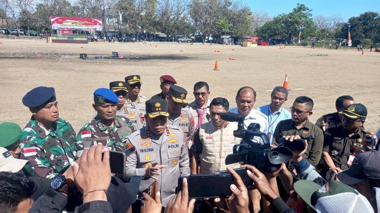 east-nusa-tenggara-regional-police-chief-oversee-the-city-security-system-simulation-ahead-of-election