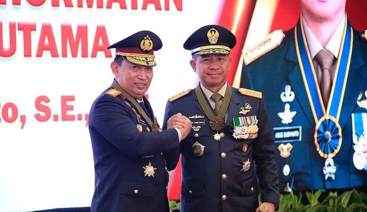 inp-chief-awards-star-of-bhayangkara-utama-to-four-military-leaders