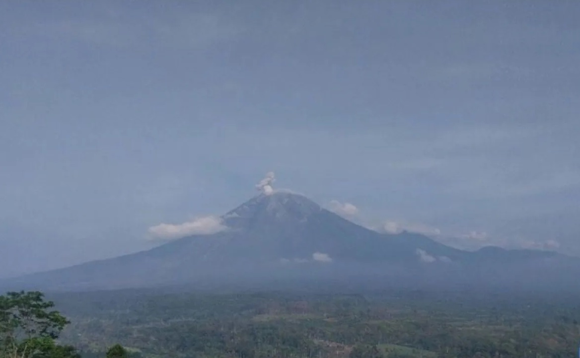 mount-semeru-erupts-triggering-pyroclastic-flow-and-flood-tremors