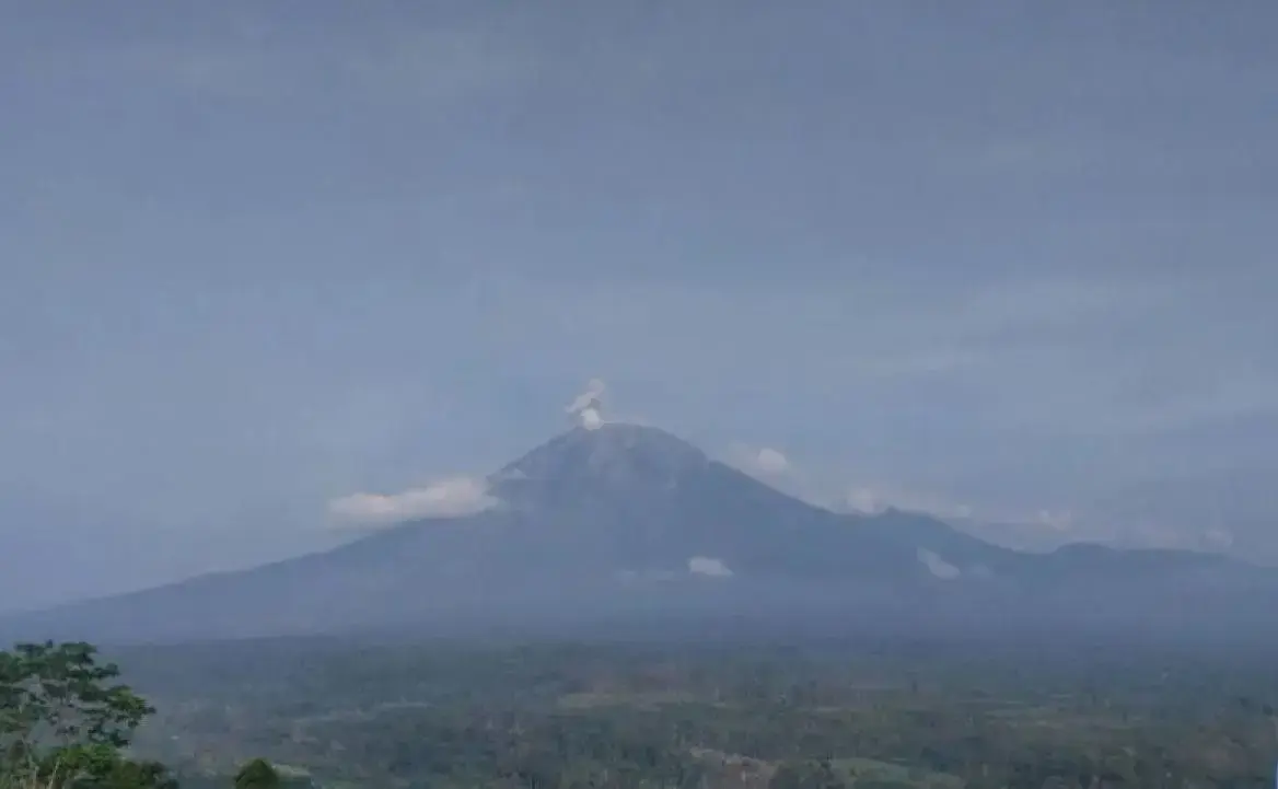 mount-semeru-erupts-triggering-pyroclastic-flow-and-flood-tremors