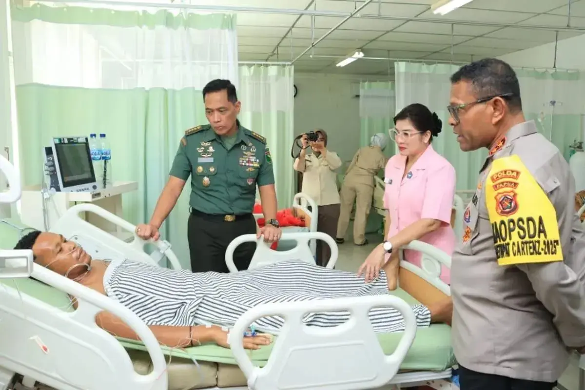 papua-police-chief-visits-victims-of-kkb-attack-at-marten-indey-hospital