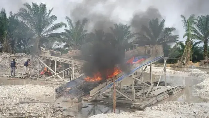 15-arrested-and-223-rafts-destroyed-in-the-crackdown-of-illegal-mining-in-riau