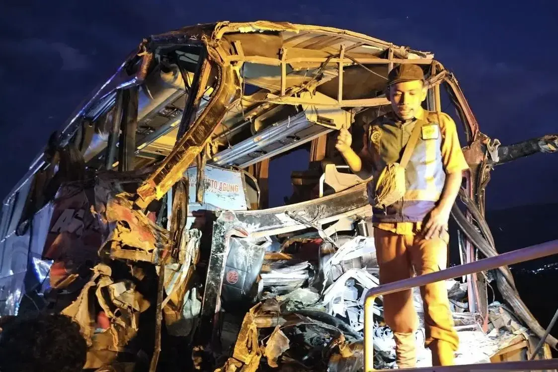 police-investigate-bus-truck-collision-on-pandaan-malang-toll-road