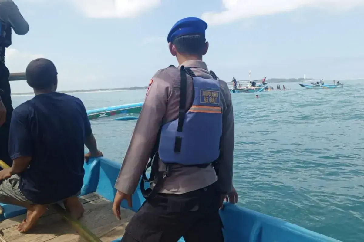 joint-rescue-team-evacuated-10-fishermen-after-the-boat-capsized-in-karang-kapak-sea