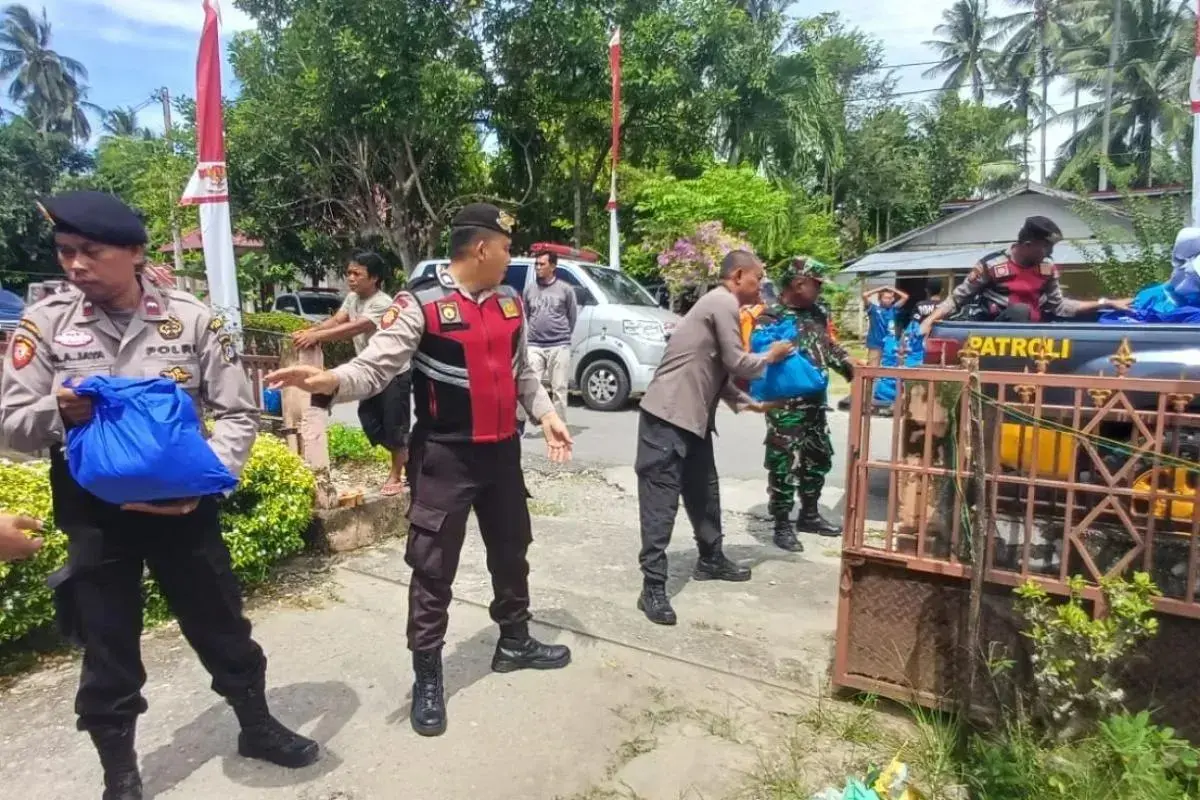 central-sulawesi-police-deliver-aid-to-quake-hit-poso-residents