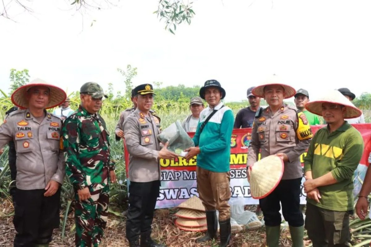 supporting-national-food-security-program-police-provide-aids-to-farmers-in-east-lampung