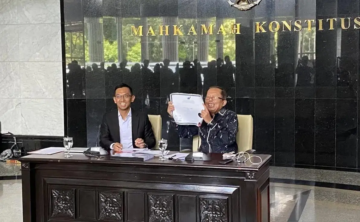 constitutional-judge-arsul-sani-shows-original-phd-diploma-after-fake-degree-police-report