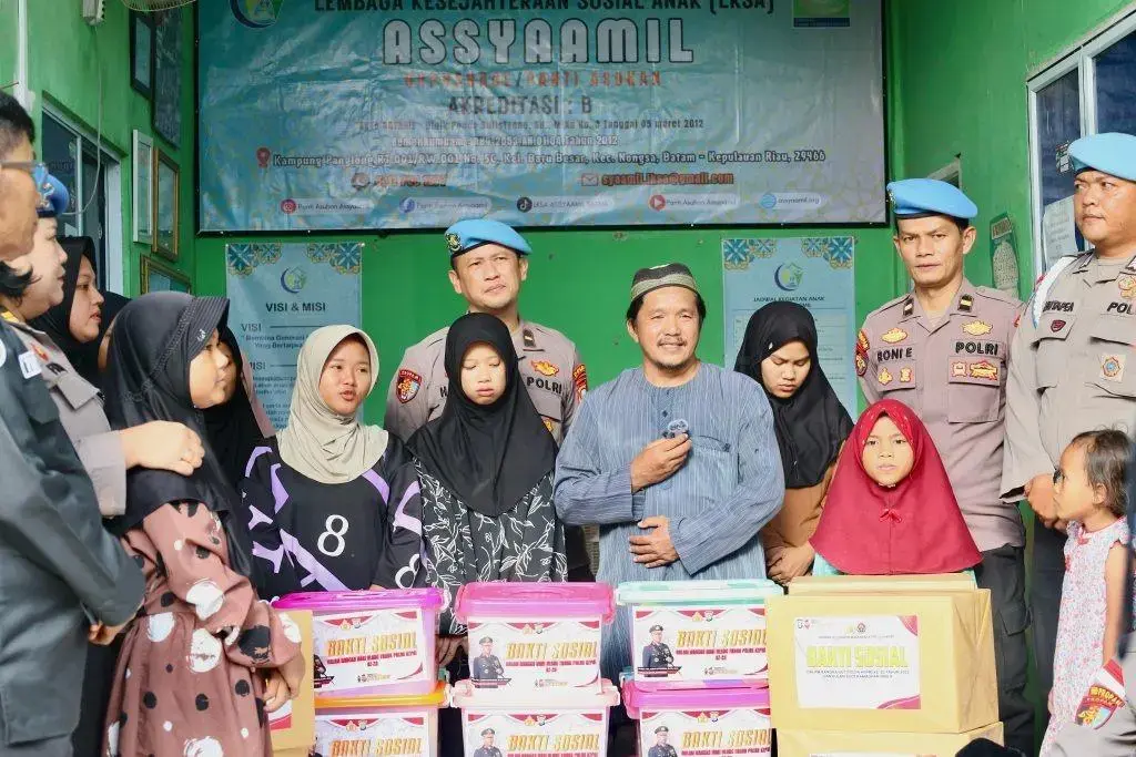 spreading-joy-and-happiness-riau-island-regional-police-povides-aids-assyaamil-orphanage