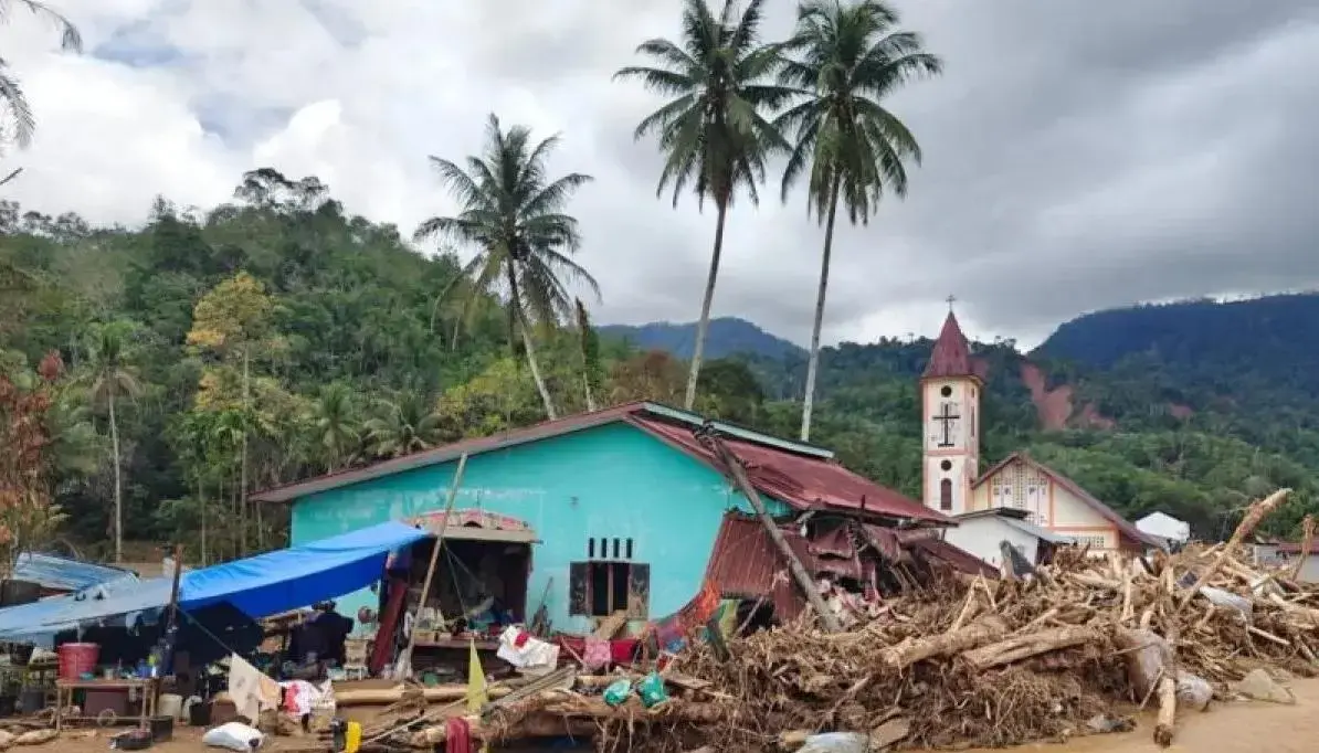 flash-flood-halts-logistics-and-sar-operations-in-huta-nabolon-north-sumatra
