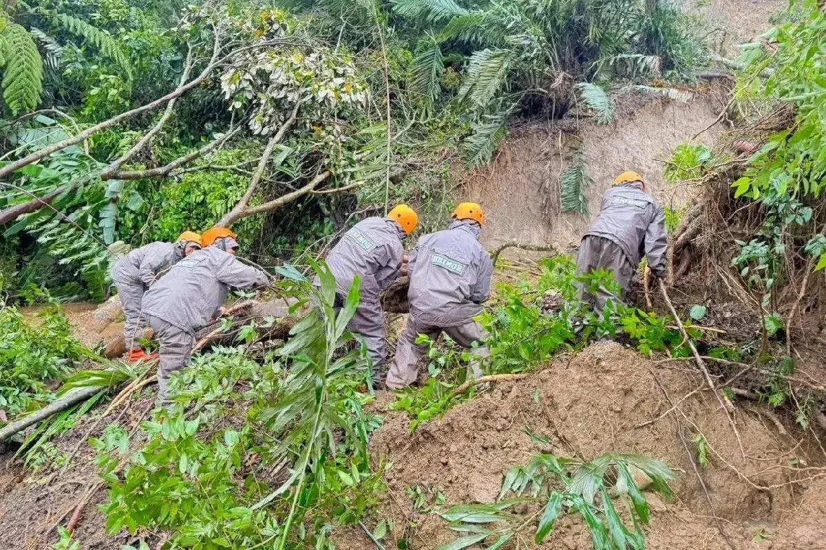 brimob-personnel-to-reopen-sibolga-padangsidimpuan-route-after-landslides