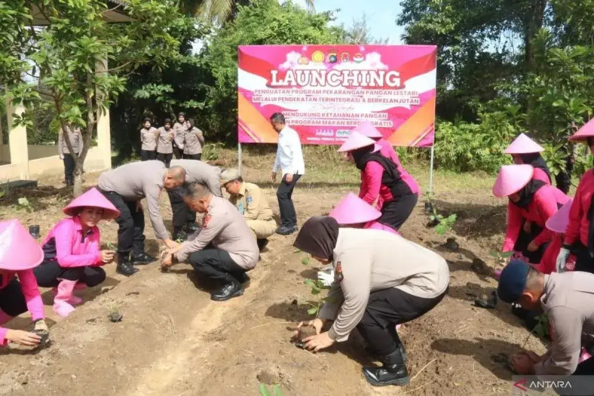 supporting-food-security-program-south-kalimantan-regional-police-plants-thousand-seeds-of-horticultural
