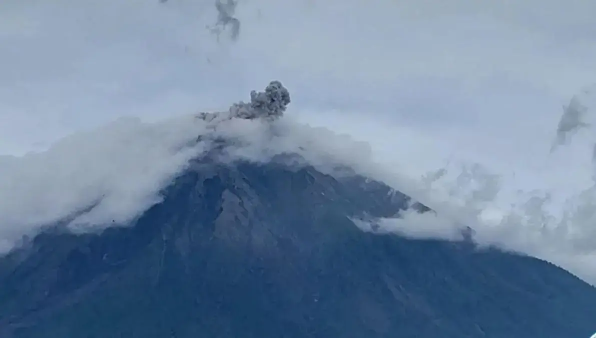 mount-semeru-erupts-spewing-ash-700-meters-above-its-peak