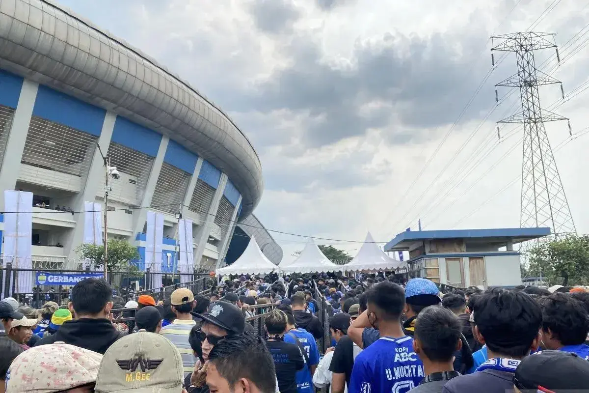 police-deploys-2000-ahead-of-persib-vs-selangor-football-match-in-bandung